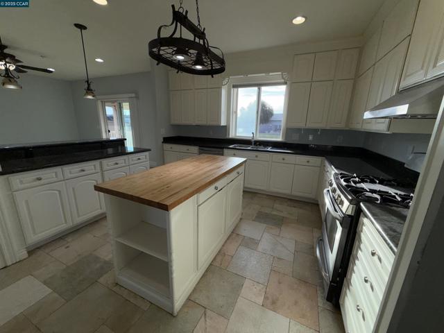 14051 State Highway 4, Byron CA: https://media.crmls.org/mediaz/cf49005c-6cbc-4c57-8848-5e19793a000b.jpg