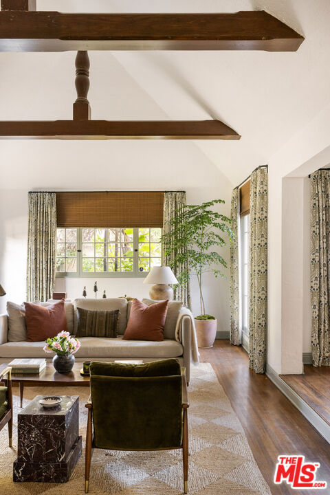 6650 Maryland Drive, Los Angeles CA: https://media.crmls.org/mediaz/cf492d24-7636-4a71-b7e8-e6fbb2362c22.jpg