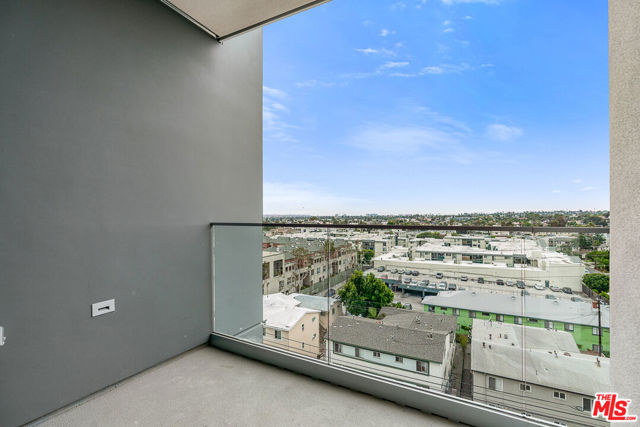 3688 Overland Avenue, Los Angeles CA: https://media.crmls.org/mediaz/cf496c4e-5e7b-4667-9480-dff9592fde43.jpg
