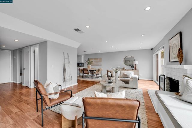 31 Turtle Creek Street, Oakland CA: https://media.crmls.org/mediaz/cf498977-361c-4875-988a-6521ef14171d.jpg