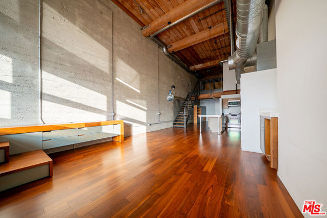 530 S Hewitt Street, Los Angeles CA: https://media.crmls.org/mediaz/cf49d7d6-196c-419b-b165-4abcf2c213cf.jpg