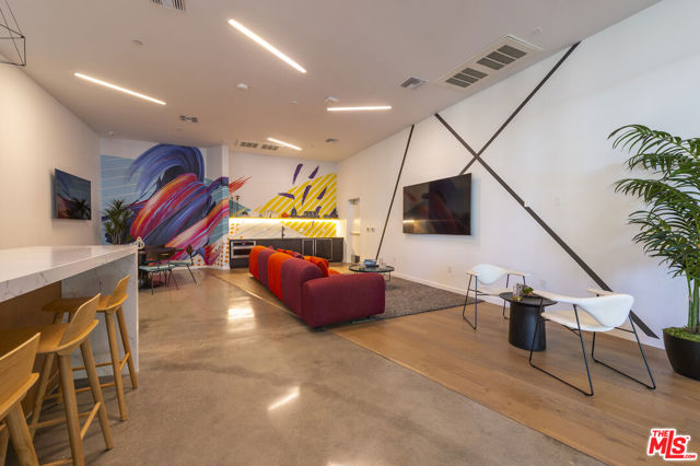 2929 pennsylvania Avenue, Santa Monica CA: https://media.crmls.org/mediaz/cf4a1874-637c-4c5b-916a-349b9185ac20.jpg