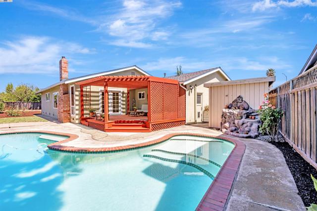 3335 Cornish Ct, Fremont CA: https://media.crmls.org/mediaz/cf4afdb7-cd96-40c5-a0e0-052015165f8d.jpg