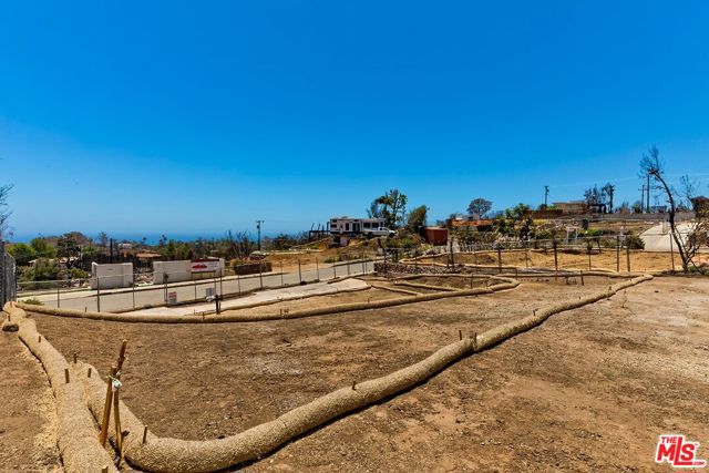 16529 Chattanooga Place, Pacific Palisades CA: https://media.crmls.org/mediaz/cf4b3125-8395-4ac3-bfb5-33e429623c3e.jpg