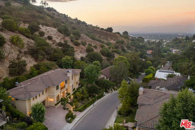 3697 Benedict Canyon Lane, Sherman Oaks CA: https://media.crmls.org/mediaz/cf4c644b-e4f8-48c5-ac0d-ffb885652d2a.jpg