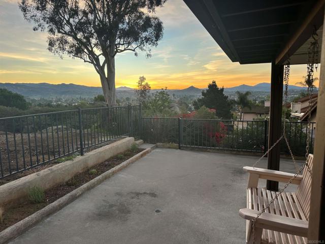 1412 Timber Gln, Escondido CA: https://media.crmls.org/mediaz/cf4edc46-e224-4b3d-8a2f-13df0041cd19.jpg