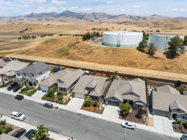 1621 Castlerock Drive, Hollister CA: https://media.crmls.org/mediaz/cf4f029c-130e-4a91-8a35-9c60fab1d538.jpg