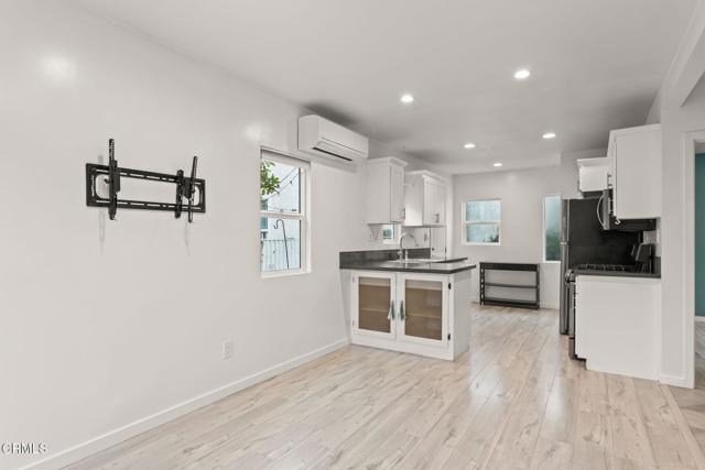 Detail Gallery Image 5 of 31 For 1047 E Brenner Pl, Long Beach,  CA 90813 - 2 Beds | 1 Baths