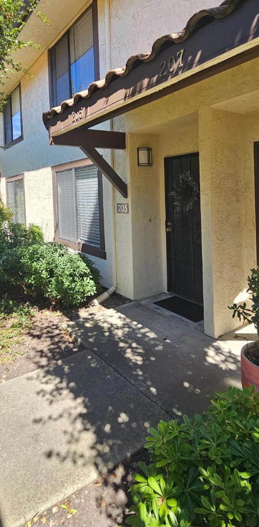 205 Del Valle Circle, El Sobrante CA: https://media.crmls.org/mediaz/cf51783e-ee33-4123-a6a6-49de23419cc0.jpg