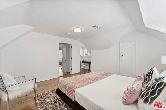 217 17th Street, Santa Monica CA: https://media.crmls.org/mediaz/cf5211a8-96d3-4b93-b5d6-9b262e4f07e5.jpg