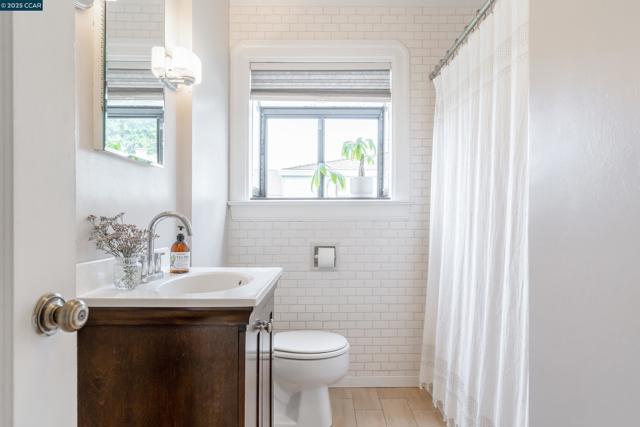 6 View St, Vallejo CA: https://media.crmls.org/mediaz/cf5268b6-a94b-4ffc-89a3-76d27ba413d3.jpg