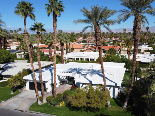 75414 Palm Shadow Drive, Indian Wells CA: https://media.crmls.org/mediaz/cf52c371-a1e9-43e3-8bbc-7fc4d66d110c.jpg