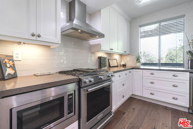 11322 Camarillo Street, 201 photo 4