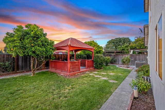 9082 Spencer Court, Gilroy CA: https://media.crmls.org/mediaz/cf54183c-a275-4e28-b691-db6edb3caa55.jpg