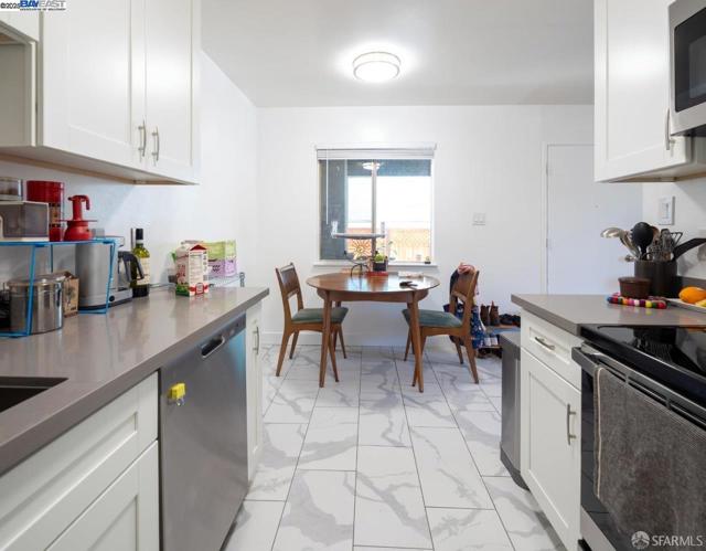 537 Pacific Avenue, Alameda CA: https://media.crmls.org/mediaz/cf5420ce-28ff-4480-8b2a-0a518f04907f.jpg