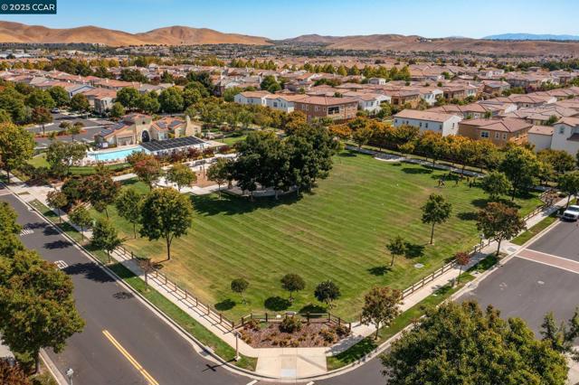 2371 Magnolia Bridge Dr, San Ramon CA: https://media.crmls.org/mediaz/cf54e833-e7c6-4810-959f-9b7f03d16893.jpg