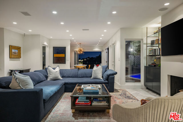 2137 Sunset Plaza Drive, Los Angeles CA: https://media.crmls.org/mediaz/cf54ef11-a81c-4c39-aede-6f904b85dab2.jpg