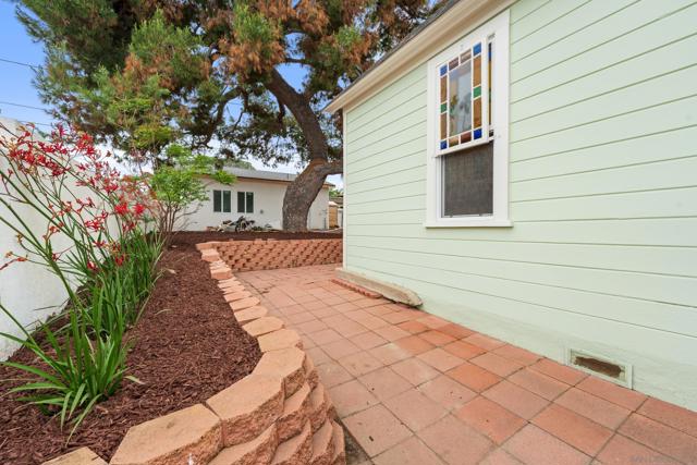 2104 Diamond St, San Diego CA: https://media.crmls.org/mediaz/cf56b111-7f0c-45e3-aecd-16e36e556014.jpg
