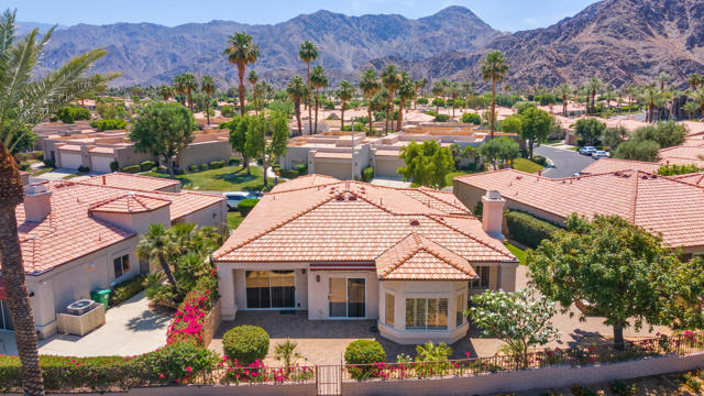 48245 Calle Floristas, La Quinta CA: https://media.crmls.org/mediaz/cf56c66d-67f3-43a5-bb58-7baa01bc4b4f.jpg