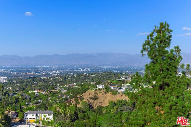 16894 Encino Hills Drive, Encino CA: https://media.crmls.org/mediaz/cf56dcbf-8c2f-48a7-b932-10d059c1a8d5.jpg