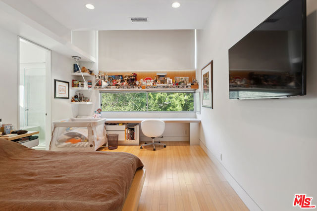 16145 High Valley Place, Encino CA: https://media.crmls.org/mediaz/cf57c4e7-d31f-42f3-8ba4-6133f0967bb2.jpg