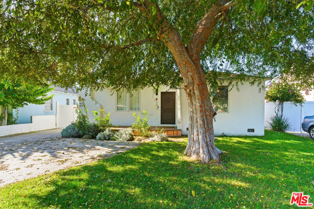 611 N Buena Vista Street, Burbank CA: https://media.crmls.org/mediaz/cf581748-900f-462c-9766-1428a1a6175f.jpg