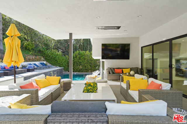 4729 Monarca Drive, Tarzana CA: https://media.crmls.org/mediaz/cf58cf25-e76a-400b-81da-594f802eae75.jpg