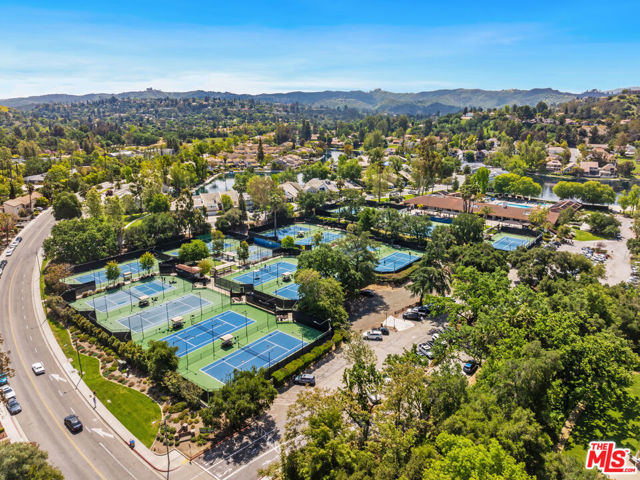 4392 Park Paloma, Calabasas CA: https://media.crmls.org/mediaz/cf5a5822-a18d-443b-95ac-0c5b0b742e56.jpg
