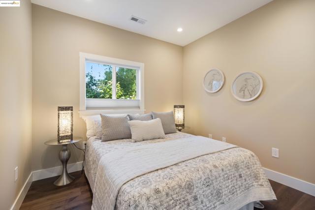 6528 Dover St, Oakland CA: https://media.crmls.org/mediaz/cf5aaa41-e0d6-4dc0-88b1-02cbf883f02a.jpg