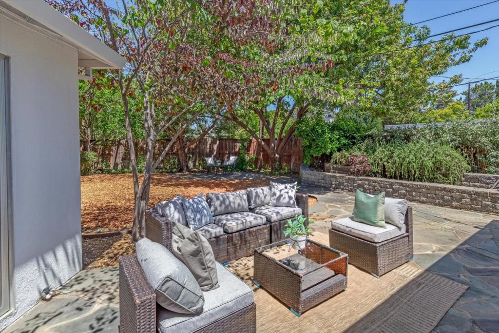 https://media.crmls.org/mediaz/cf5c51b3-c880-4362-8e4e-c78ccb2783c4.jpg?preset=X-Large