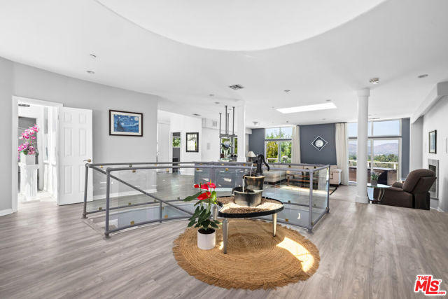 22449 Cass Avenue, Woodland Hills CA: https://media.crmls.org/mediaz/cf5cb949-d7d1-46b7-98ef-99993902d376.jpg