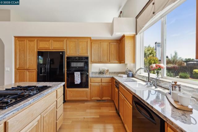21 Mercury Ct, Pleasant Hill CA: https://media.crmls.org/mediaz/cf5d1e47-ed73-4da9-aa7d-bfe856db362d.jpg