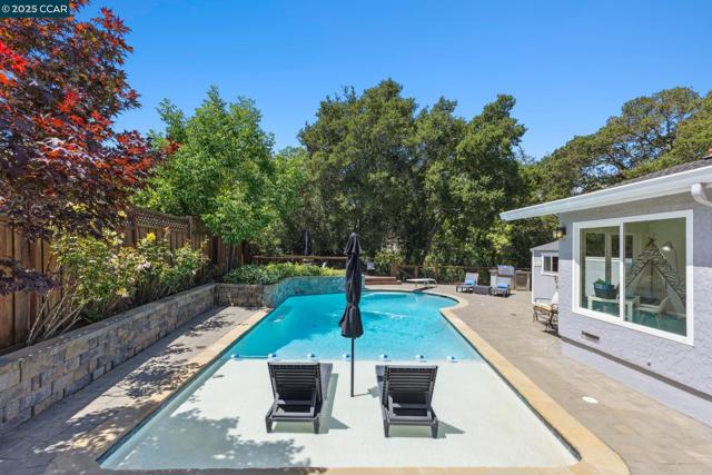36 Playa Ct, San Ramon CA: https://media.crmls.org/mediaz/cf5d312b-1e0a-4ec0-a0eb-c6a1276c9bf3.jpg