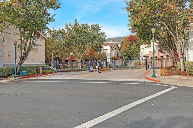 710 City Walk Pl, Hayward CA: https://media.crmls.org/mediaz/cf5f24ae-a9b6-404d-85b4-5a07139fabf4.jpg