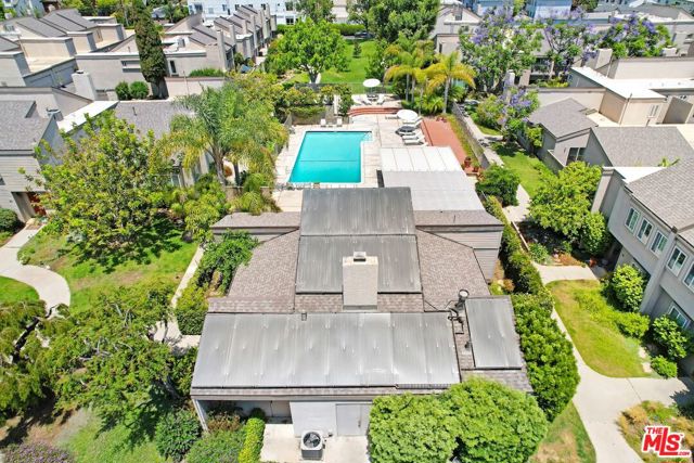 28 Village, Santa Monica CA: https://media.crmls.org/mediaz/cf5f8de6-d4eb-4e43-83d2-1a6cf2595503.jpg