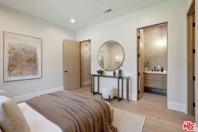 5036 Woodley Avenue, Encino CA: https://media.crmls.org/mediaz/cf6047bc-af16-4a59-820a-9646da92d1e4.jpg