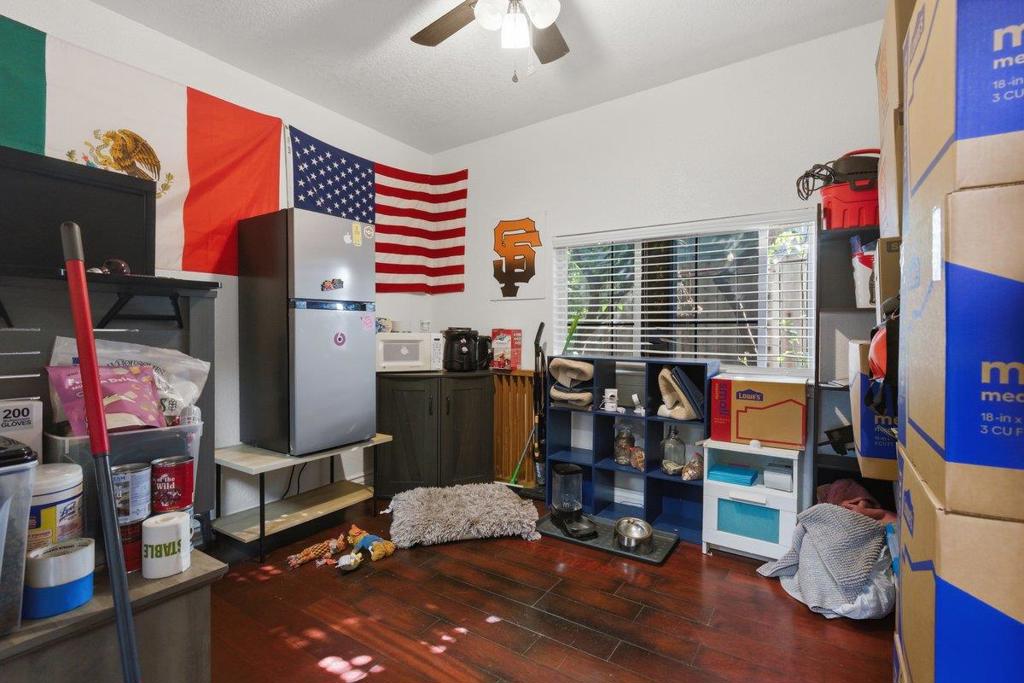 https://media.crmls.org/mediaz/cf60aaa4-882c-4e35-9035-6a89a7a9fe5c.jpg?preset=X-Large