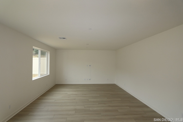637 Meadowood ST, Fallbrook CA: https://media.crmls.org/mediaz/cf6201c3-4946-4cd0-91c8-849ca4a9314b.jpg