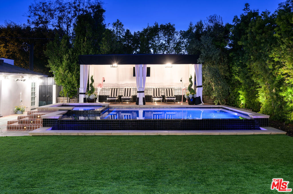 https://media.crmls.org/mediaz/cf631fe6-6df1-4170-9909-8900cf389095.jpg?preset=X-Large