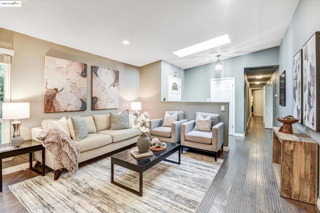 7 Saint Stephens Dr, Orinda CA: https://media.crmls.org/mediaz/cf639ab4-4fed-4186-aa37-908852ea64ce.jpg