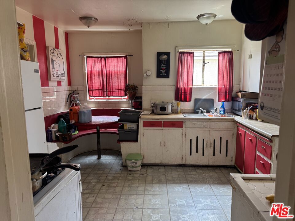 https://media.crmls.org/mediaz/cf6461a6-8076-4a32-ab24-076fdbc5b84d.jpg?preset=X-Large