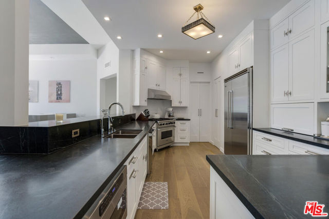 10100 Empyrean Way, Los Angeles CA: https://media.crmls.org/mediaz/cf6555fb-5469-493b-97c3-1892f90f65b6.jpg