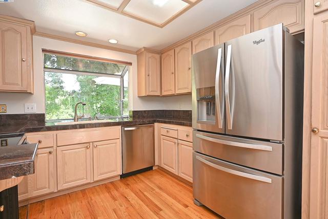 727 Paradise Valley Ct, Danville CA: https://media.crmls.org/mediaz/cf65b1fd-61fd-43fa-91ba-6faae0fba772.jpg