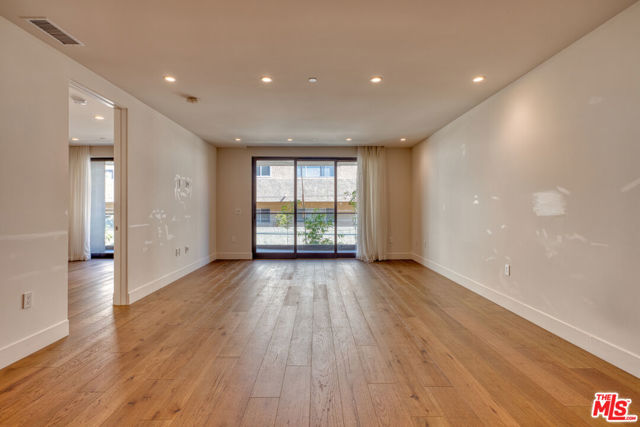 411 S Hamel Road, Los Angeles CA: https://media.crmls.org/mediaz/cf662d7a-709b-48e0-8f53-87ad6e3d4ed8.jpg
