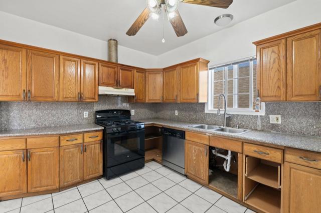 1049 55th Street, Emeryville CA: https://media.crmls.org/mediaz/cf663f52-bb02-447c-b385-1c02c23a942a.jpg