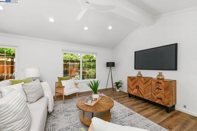 6701 Taffy Ct, Pleasanton CA: https://media.crmls.org/mediaz/cf677a5b-7cf0-4fb4-804c-244b5a98fe4a.jpg