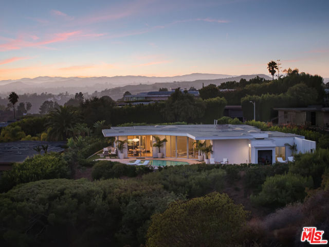 340 Trousdale Place, Beverly Hills CA: https://media.crmls.org/mediaz/cf687524-fde2-4590-b25f-d46c9dd1e1af.jpg