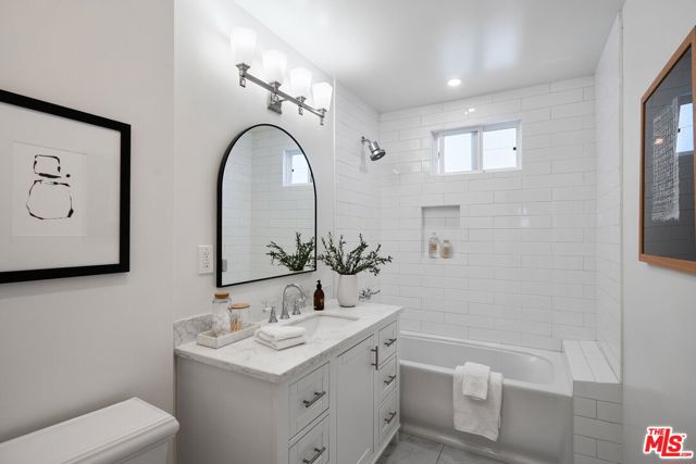 3627 Veteran Avenue, Los Angeles CA: https://media.crmls.org/mediaz/cf69940b-bc26-4671-abde-f6bbca18440a.jpg
