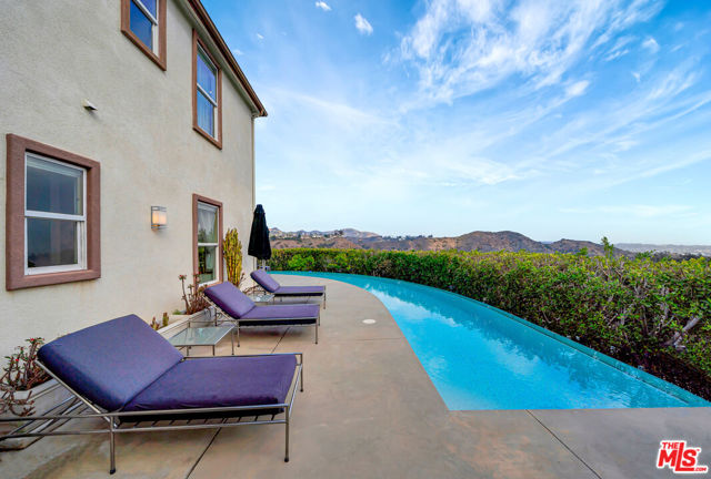 2752 Stone View Court, Los Angeles CA: https://media.crmls.org/mediaz/cf69c351-adc7-42f6-b625-75fb05b77cac.jpg