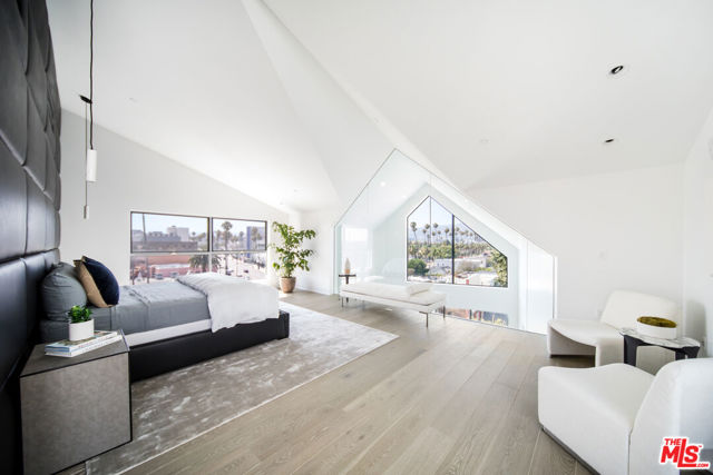 8600 Wilshire Boulevard, Beverly Hills CA: https://media.crmls.org/mediaz/cf6a71c5-2a51-4cef-ac94-ee792cf90b1b.jpg
